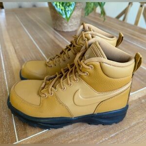 Brand New Nike Kids Manoa LTR Boots Wheat Size 3.5Y